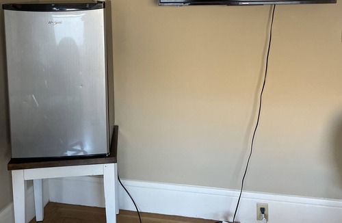 Civic Center House | #2 Súper lovely room with a walk in closet, private bathroom smart tv