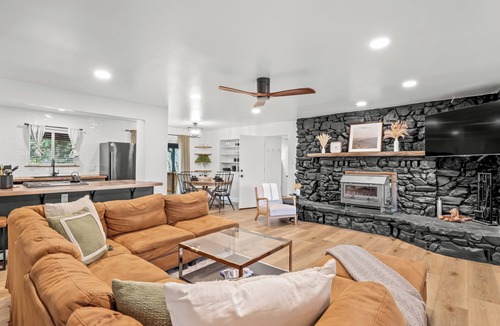 Oakhurst House | 2 Units that can host 29 Guests, Moments away from Yosemite & Bass Lake