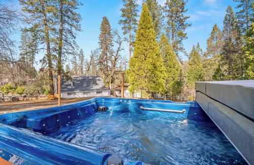 Oakhurst House | 2 Units that can host 29 Guests, Moments away from Yosemite & Bass Lake