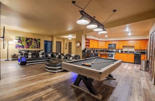 Las Vegas Hotel | 2100 SqFt Penthouse Suite : Strip Views! POOL GYM
