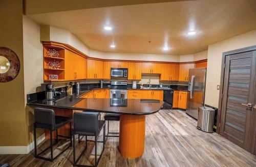 Las Vegas Hotel | 2100 SqFt Penthouse Suite : Strip Views! POOL GYM