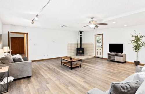 Baker Street House | 2134 Sacramento, Unit B (Back House) · Spacious 1BR House in Bakersfield