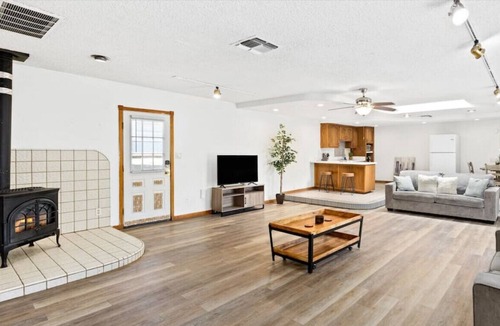 Baker Street House | 2134 Sacramento, Unit B (Back House) · Spacious 1BR House in Bakersfield