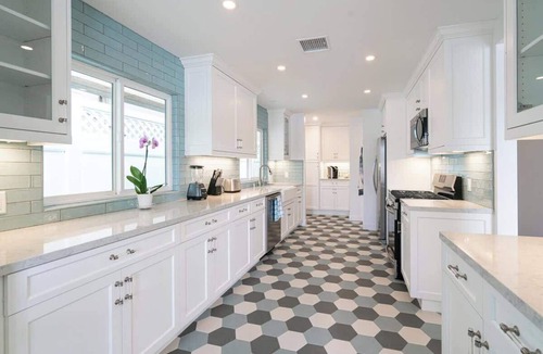Newport Beach House | 223 E. Bayfront | Newly Remodeled Balboa Island Bayfront