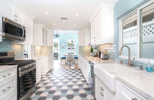 Newport Beach House | 223 E. Bayfront | Newly Remodeled Balboa Island Bayfront