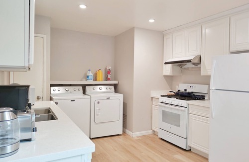 Old Mountain View Apartment | 261-6 Cozy 2-Bedroom Apartment near Downtown Mountain View