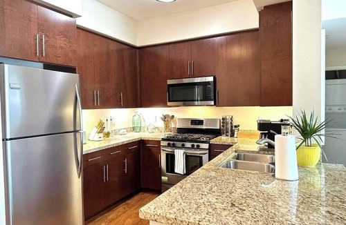 Downtown Apartment | 2BD/2BA King Bed apartment with AC in lively DT Santa Monica