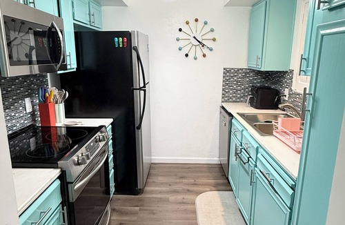 The Rose Garden Condo | 2br/2ba Well-Equipped Condo Gated Community. 3 Min Drive to Downtown PS