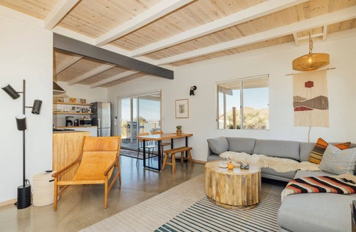 Joshua Tree Cabin | 2BR Desert Cabin | Hot Tub | Near Park + Town