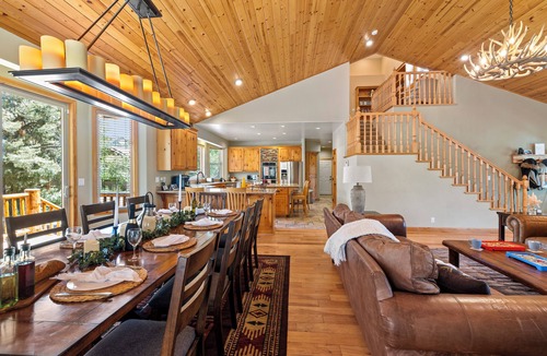 Castle Glen Estates Cabin | 2mins to the Lake + Pool Table | Castle Glen Estate Neighborhood | Linaker Lodge