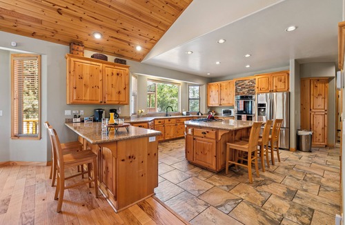 Castle Glen Estates Cabin | 2mins to the Lake + Pool Table | Castle Glen Estate Neighborhood | Linaker Lodge