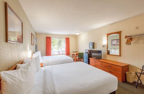 San Clemente Hotel | 3 Accommodations | Downtown & Pier Nearby | Free Covered Parking | 2 Queen Beds
