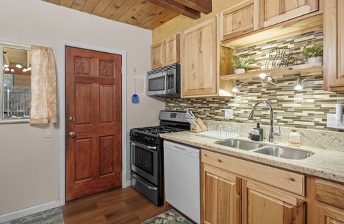 Woodlands Cabin | 3 Bears - *NEW* Fireplace, Smart TV, Gambrel style cabin