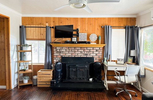 Visalia House | 3 bedroom, 1 bath home that is located on the country side of Visalia near freeway 99.