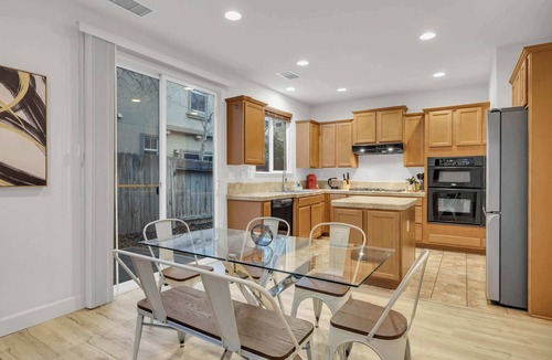 Reno House | 3-bedroom/2.5bath/5TVs/Sleeps 12