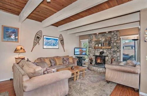 Mammoth Lakes Condo | 3 Bedroom 2 Bath Condo Adjacent to Village with Mountain Charm