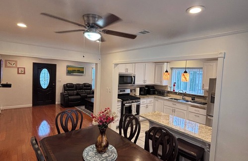 Inglewood House | 3-bedroom building in tranquil Inglewood with AC comfort