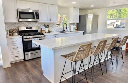 Arrowhead Villas Cabin | 3-bedroom cabin in Lake Arrowhead w/Forest View/EV Charger/Pet Friendly!