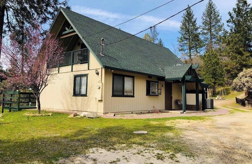 Oakhurst Cabin | 3-bedroom cabin with AC, WiFi in charming Oakhurst. Near Yosemite and Bass Lake.
