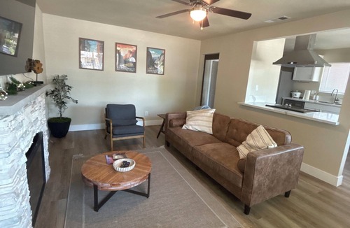 Raisin House | 3-bedroom home close to Airport. Beutifully decorated.