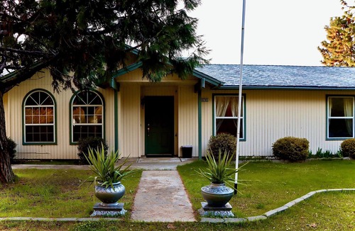 Squaw Valley House | 3-bedroom house, beautiful sunset, in Yokuts Valley with WiFi, AC. Pet-Friendly