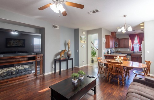 Tulare House | 3-bedroom house in Tulare with washer and dryer
