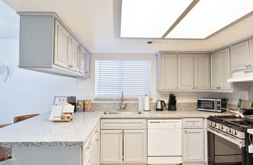 Pumpkin Center House | 3-bedroom house in gorgeous Bakersfield with Balcony & Large Yard
