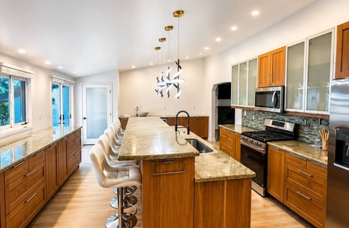 Van Nuys House | 3-bedroom house in fantastic Los Angeles with AC and comfort share swimming pool