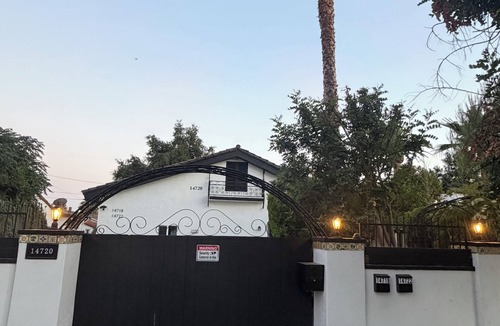 Van Nuys House | 3-bedroom house in fantastic Los Angeles with AC and comfort share swimming pool
