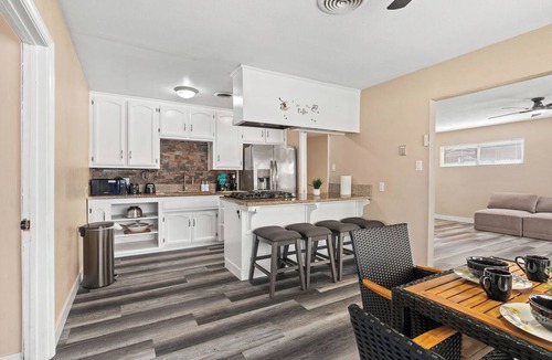 Pumpkin Center House | 3-bedroom Pool house in soothing Bakersfield with AC for relaxing stays