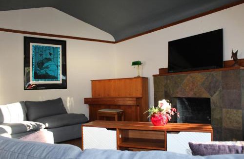 Shasta-Hanchett Park House | 3-Bedroom Rose Garden Family Cottage