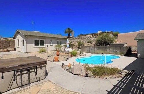 Lake Havasu City House | 3 Master Suites King Beds Jacuzzi Pool + Casita Yard RV Boat parking Firept Pets