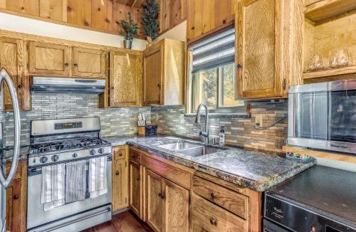 Sierra Cedars House | 3 Mi to Shaver Lake: Cozy 'Bears Hideaway' Cabin!