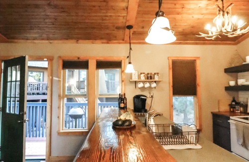 Upper Kingsbury House | 3 min to Boulder Ski Lift! Walk to Hiking trails. Pet friendly.