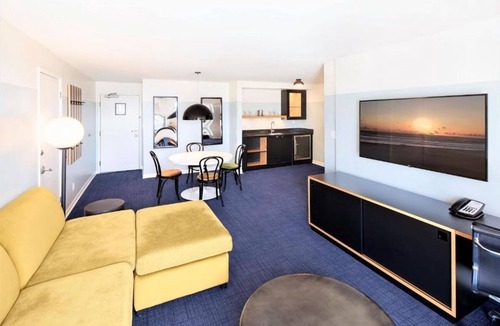 Venice Hotel | 3 Ocean-View Oasis room | Experience Venice Culture in a Beachfront Retreat
