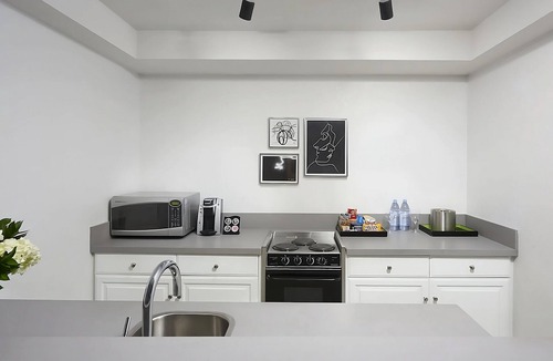 Norma Triangle Hotel | 3 Rooms | Minutes from Beverly Hills Hotspots | Tennis Court, Pool, & Rooftop