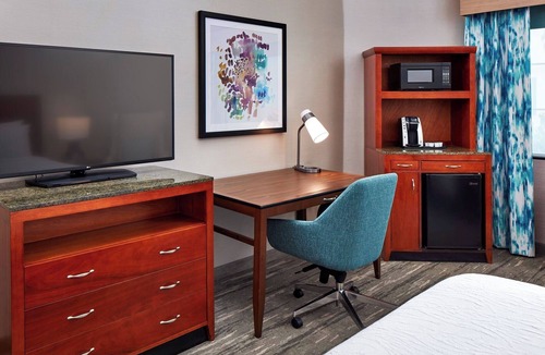 Valencia Hotel | 3 Units | Plush 2 Queen Beds | 3 Miles to Town Center Shopping | Shared Patio