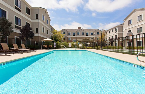 Lake Forest Apartment | 30 Min to Disney! Outdoor Pool & Hot Tub. Free Breakfast.