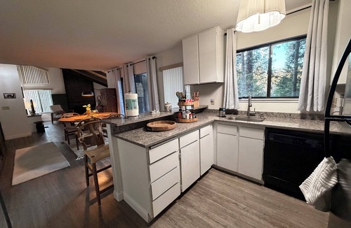 Groveland Cabin | 30 Mins to Yosemite: 2BR Retreat with Lake & Golf