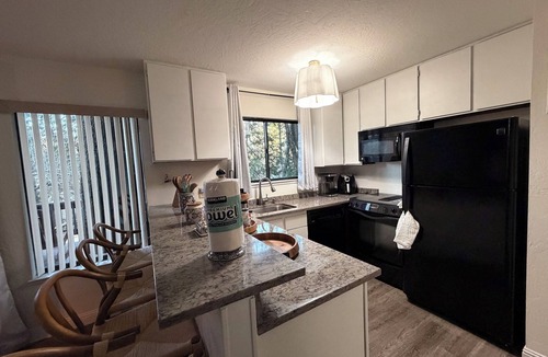 Groveland Cabin | 30 Mins to Yosemite: 2BR Retreat with Lake & Golf