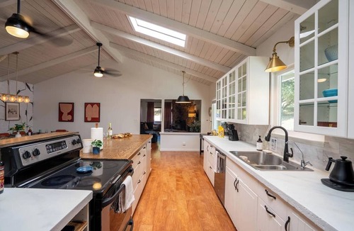 Oakhurst House | 30 Mins to Yosemite | Modern Group Retreat & Games