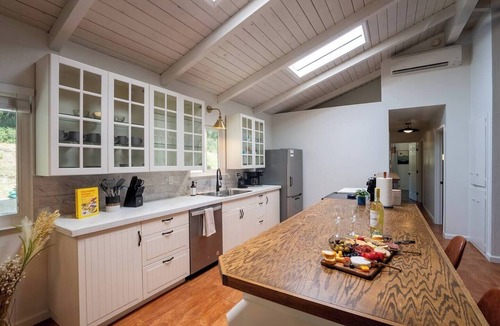 Oakhurst House | 30 Mins to Yosemite | Modern Group Retreat & Games