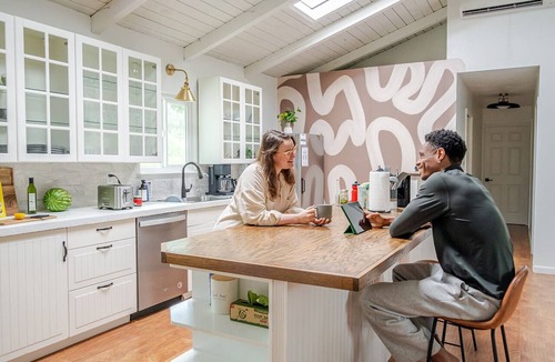Oakhurst House | 30 Mins to Yosemite | Modern Group Retreat & Games