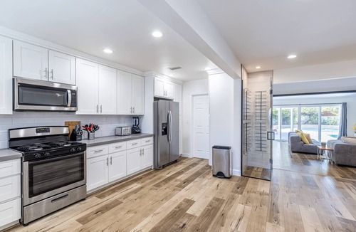 Reseda Villa | *3000sf 6BR! Htd Sparkling Pool, Cabana, BBQ!*