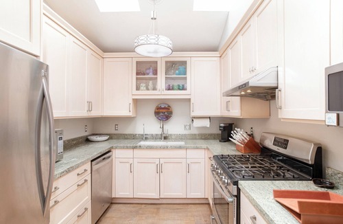 Motel District Condo | 364 Harbor View