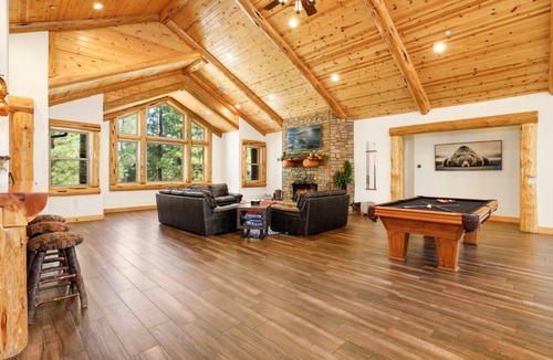 Evergreen Estates Cabin | 364 m² Cabin ∙ 4 bedrooms ∙ 14 guests