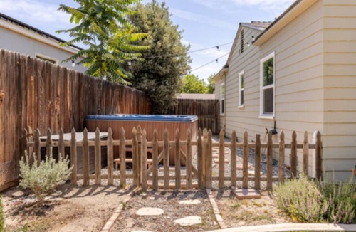 Bakersfield House | 3bedroom house close to several hospitals w/HOT TUB in pleasant La Cresta area.