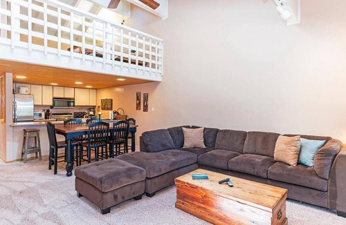 Incline Village Condo | 3BR/2BA Incline Village condo w pool, fireplace