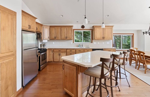 Chamberlands House | 3BR Cabin 4 Min to Slopes and Beach