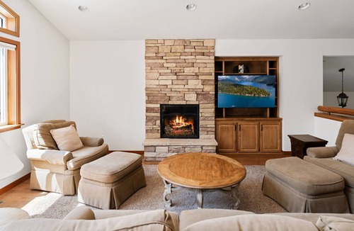 Chamberlands House | 3BR Cabin 4 Min to Slopes and Beach